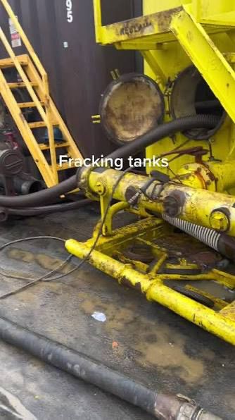 Frac tank cleaning