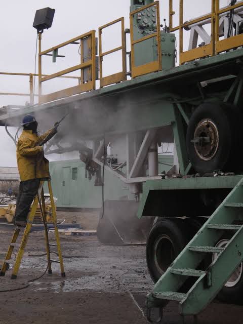 Valley Industrial Wash crew cleaning a drilling rig